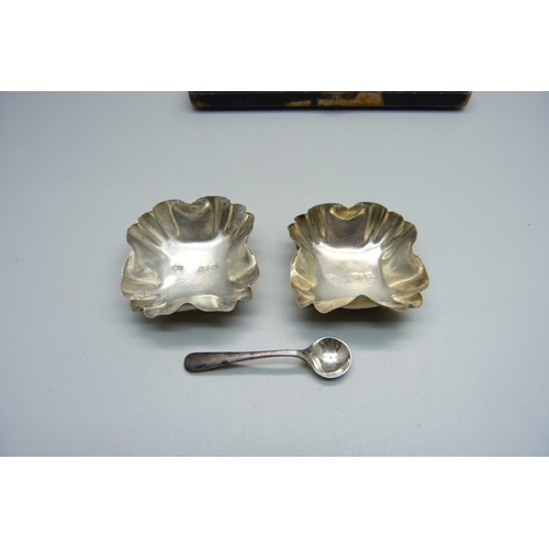 852 - A pair of silver salts, Birmingham 1897, cased, and one silver salt spoon, 32g