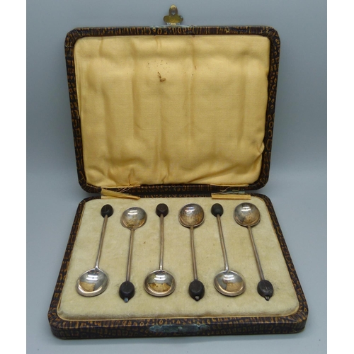 853 - A cased set of six silver coffee bean spoons, Sheffield 1913, 43g