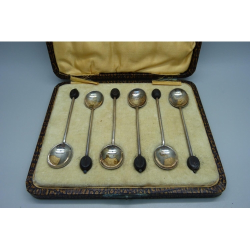 853 - A cased set of six silver coffee bean spoons, Sheffield 1913, 43g