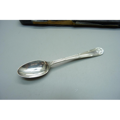 854 - A set of six silver spoons with sugar bows, Walker & Hall, Sheffield 1925, 125g