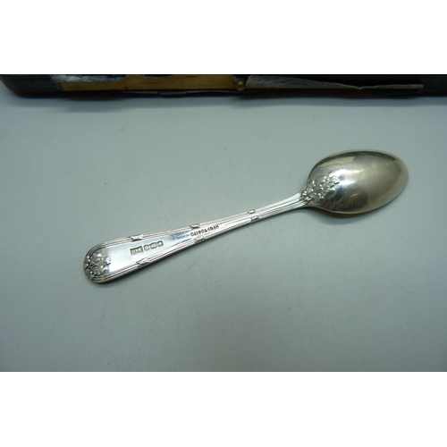 854 - A set of six silver spoons with sugar bows, Walker & Hall, Sheffield 1925, 125g