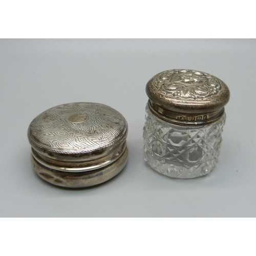 860 - A silver pill box and a silver topped glass jar, 15g of silver