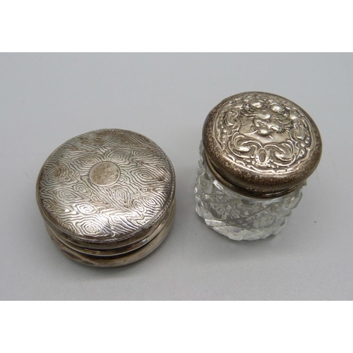 860 - A silver pill box and a silver topped glass jar, 15g of silver