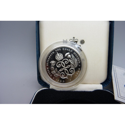 863 - A Royal Mint Her Majesty The Queen Elizabeth The Queen Mother 90th Birthday silver proof crown, boxe... 