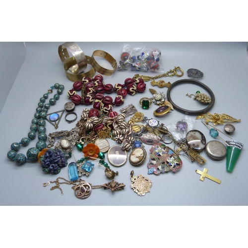 881 - Vintage costume jewellery