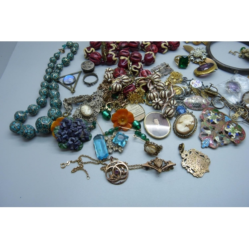 881 - Vintage costume jewellery