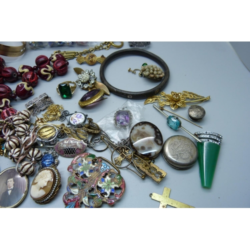 881 - Vintage costume jewellery