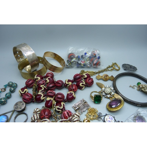 881 - Vintage costume jewellery