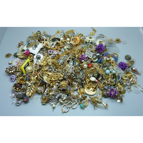 882 - A collection of costume earrings