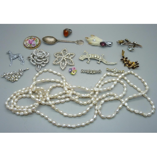 887 - A silver spoon, a silver and amber ring, a string of freshwater pearls and other costume jewellery