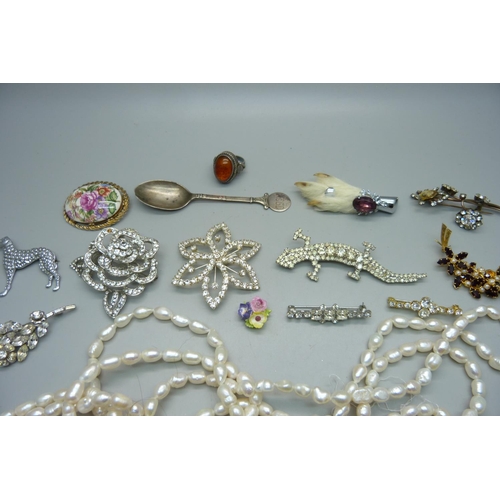 887 - A silver spoon, a silver and amber ring, a string of freshwater pearls and other costume jewellery