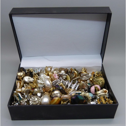 892 - Over 60 pairs of vintage clip-on earrings