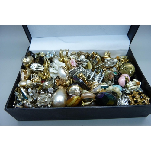 892 - Over 60 pairs of vintage clip-on earrings