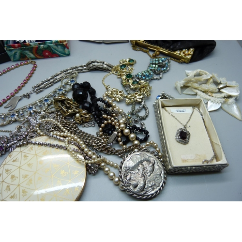 893 - Vintage jewellery, etc.