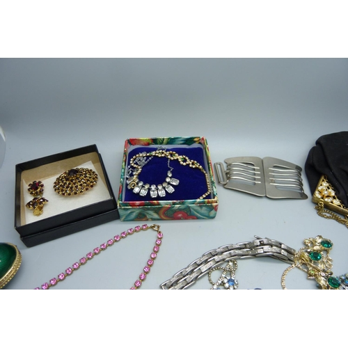 893 - Vintage jewellery, etc.