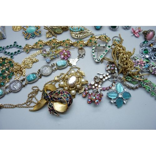 894 - Vintage costume jewellery