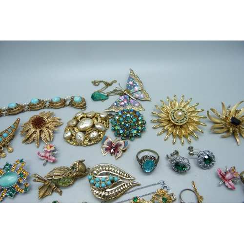 894 - Vintage costume jewellery