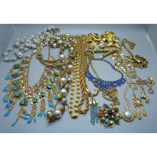 902 - A collection of vintage costume jewellery