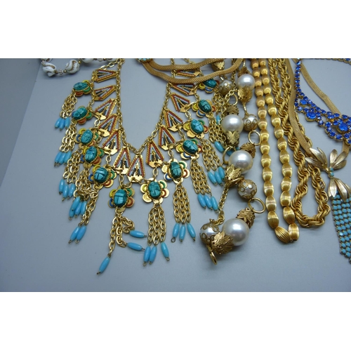 902 - A collection of vintage costume jewellery