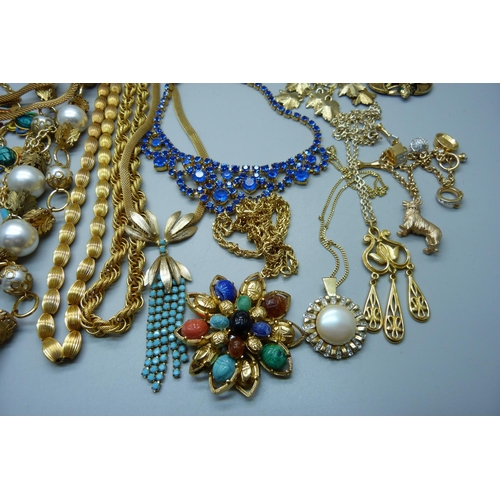 902 - A collection of vintage costume jewellery