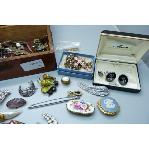 903 - Costume jewellery, cufflinks, a 'The Border Regiment' badge, etc.