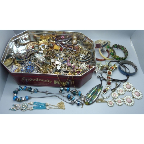 904 - A tin of costume jewellery