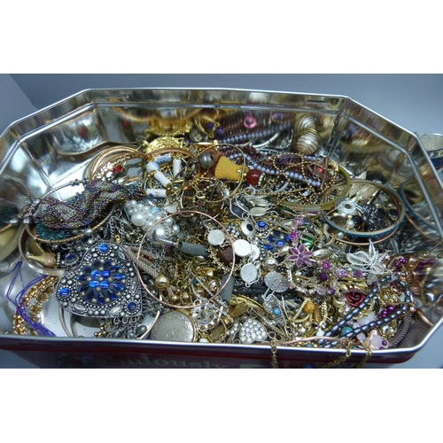 904 - A tin of costume jewellery