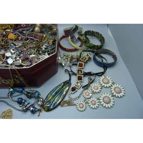 904 - A tin of costume jewellery