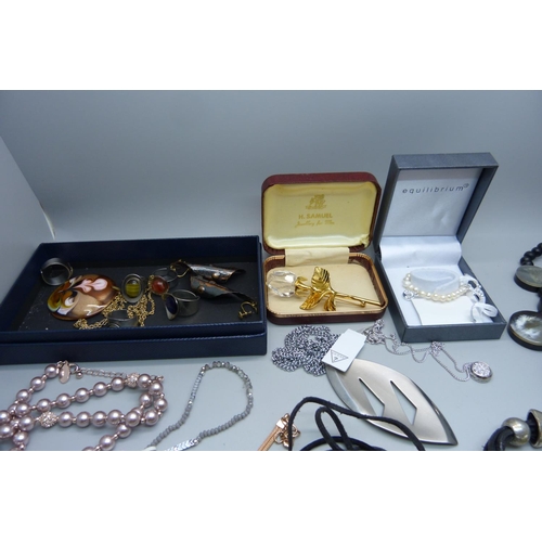 907 - Assorted jewellery including 1970's stainless designer items, Danish and Swarowski, etc.