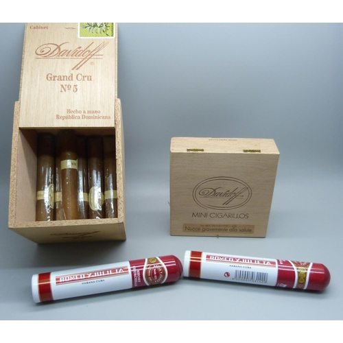 909 - Six Davidoff cigars, Dominican Republic, two Romeo y Julieta cigars and mini cigarillos