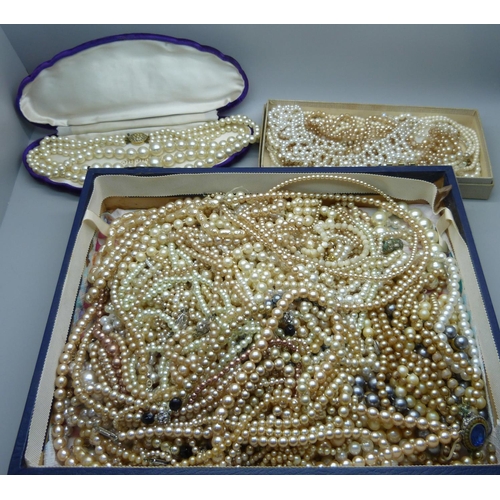 911 - Pearl necklets