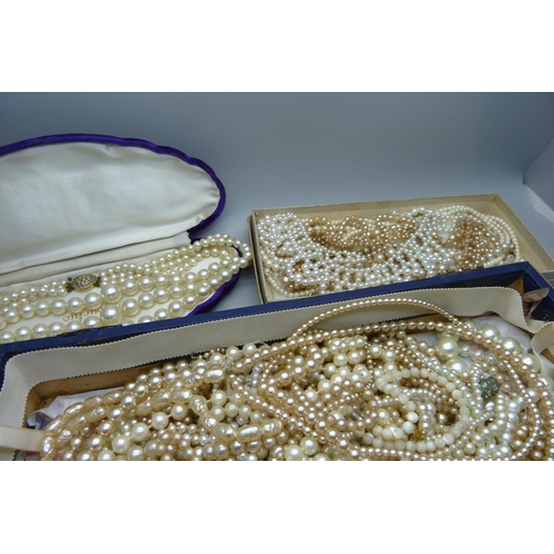 911 - Pearl necklets