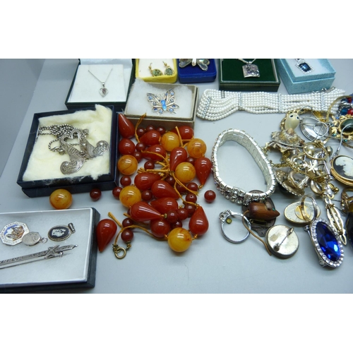 914 - Silver and costume jewellery