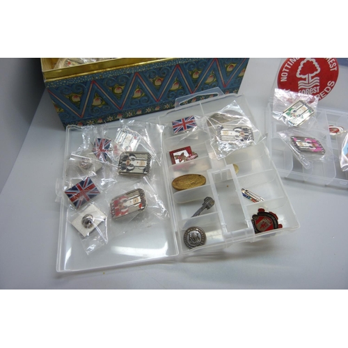 915 - A tin of badges and coin collection cards (5)