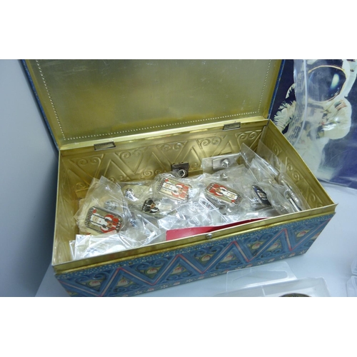 915 - A tin of badges and coin collection cards (5)