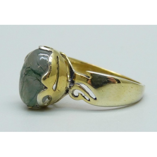 922 - A silver gilt and moss agate cabochon ring, O