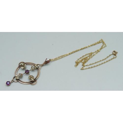 926 - A vintage 9ct gold pendant on a fine 9ct gold chain, 3.5g