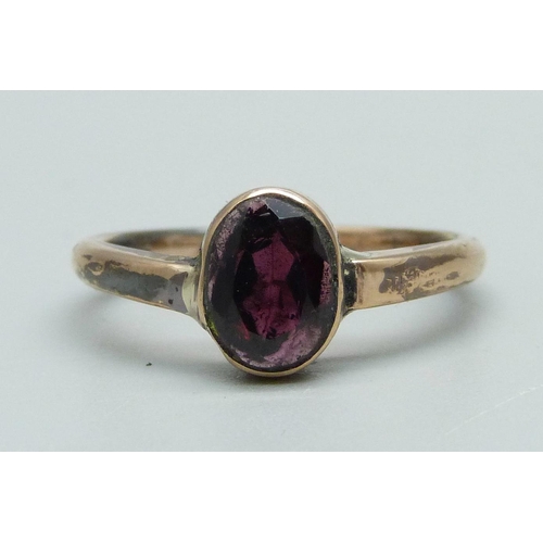 930 - A 9ct and garnet ring, 2.8g, M/N