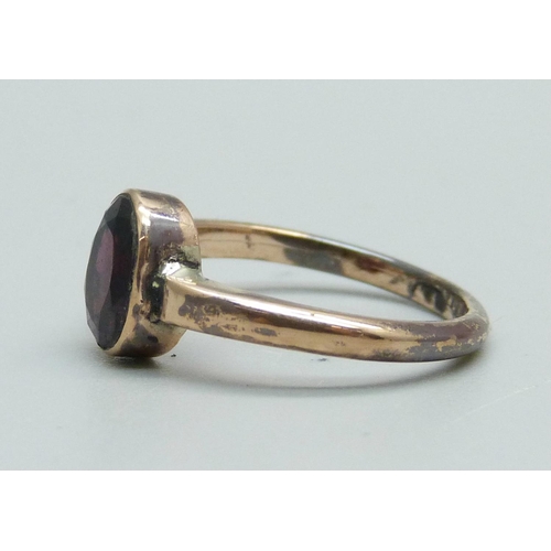 930 - A 9ct and garnet ring, 2.8g, M/N