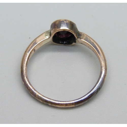 930 - A 9ct and garnet ring, 2.8g, M/N