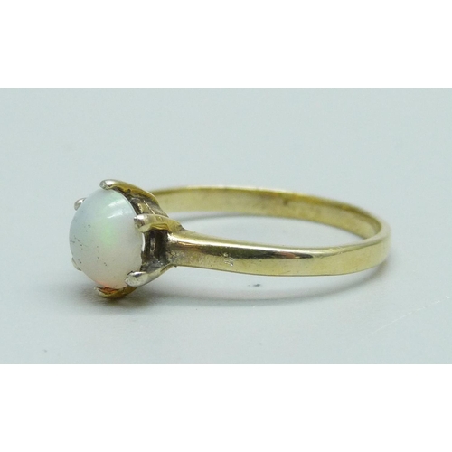 932 - A silver gilt Ethiopian opal solitaire ring, stone a/f, P