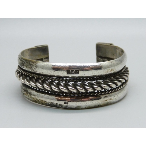 936 - A heavy Egyptian silver bangle, 81g