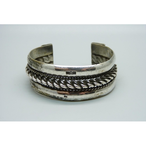 936 - A heavy Egyptian silver bangle, 81g