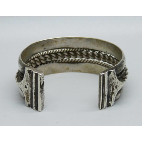 936 - A heavy Egyptian silver bangle, 81g