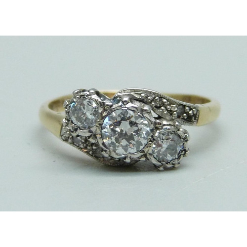 940 - A 1940's 18ct gold and diamond ring, approximately 0.80ct diamond weight, 3.2g, M