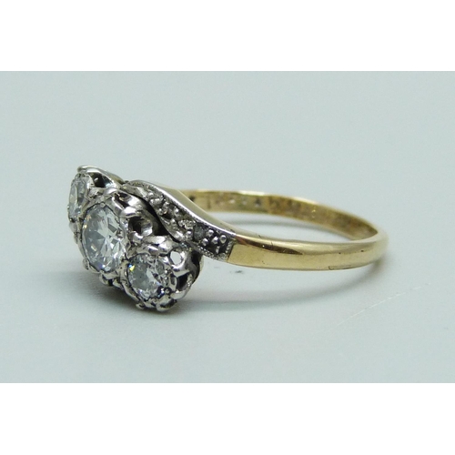 940 - A 1940's 18ct gold and diamond ring, approximately 0.80ct diamond weight, 3.2g, M