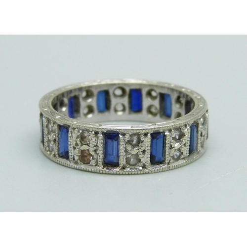 942 - A wide white metal and blue and white spinel ring, 4.4g, P