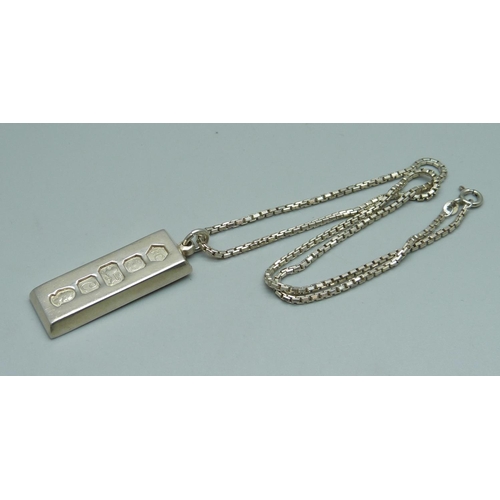 945 - A silver ingot on a silver chain, 38g