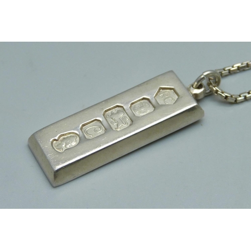 945 - A silver ingot on a silver chain, 38g