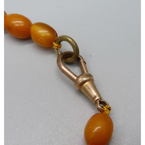 982 - A string of butterscotch amber beads, 43g